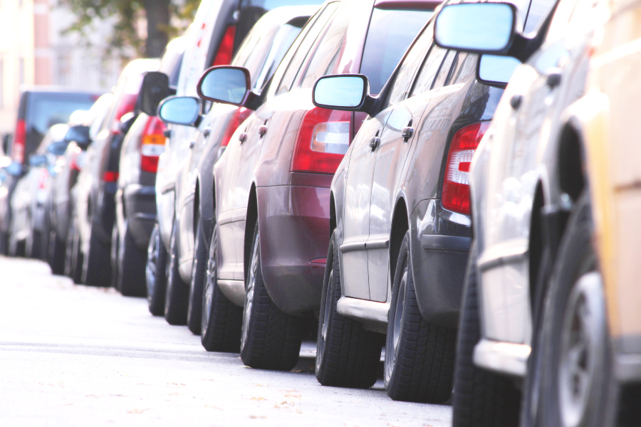 Revolutionäre Mobilität 2.0: Vom Asphalt bis zur Schiene Autos Parkplatz parkierend still stehen Parkplätze Fahrzeuge