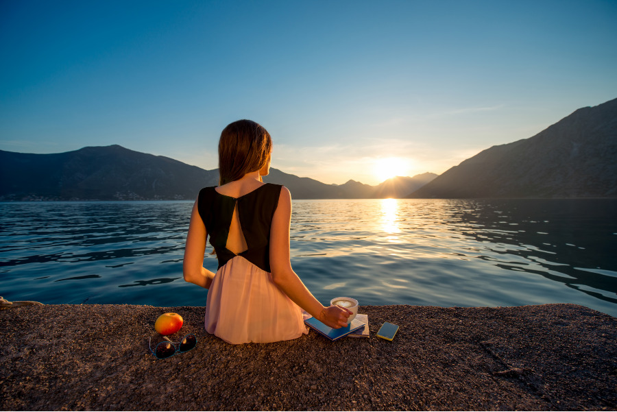 Harmonie für Körper, Geist und Gaumen Sonnenaufgang See Ufer Pier junge Frau